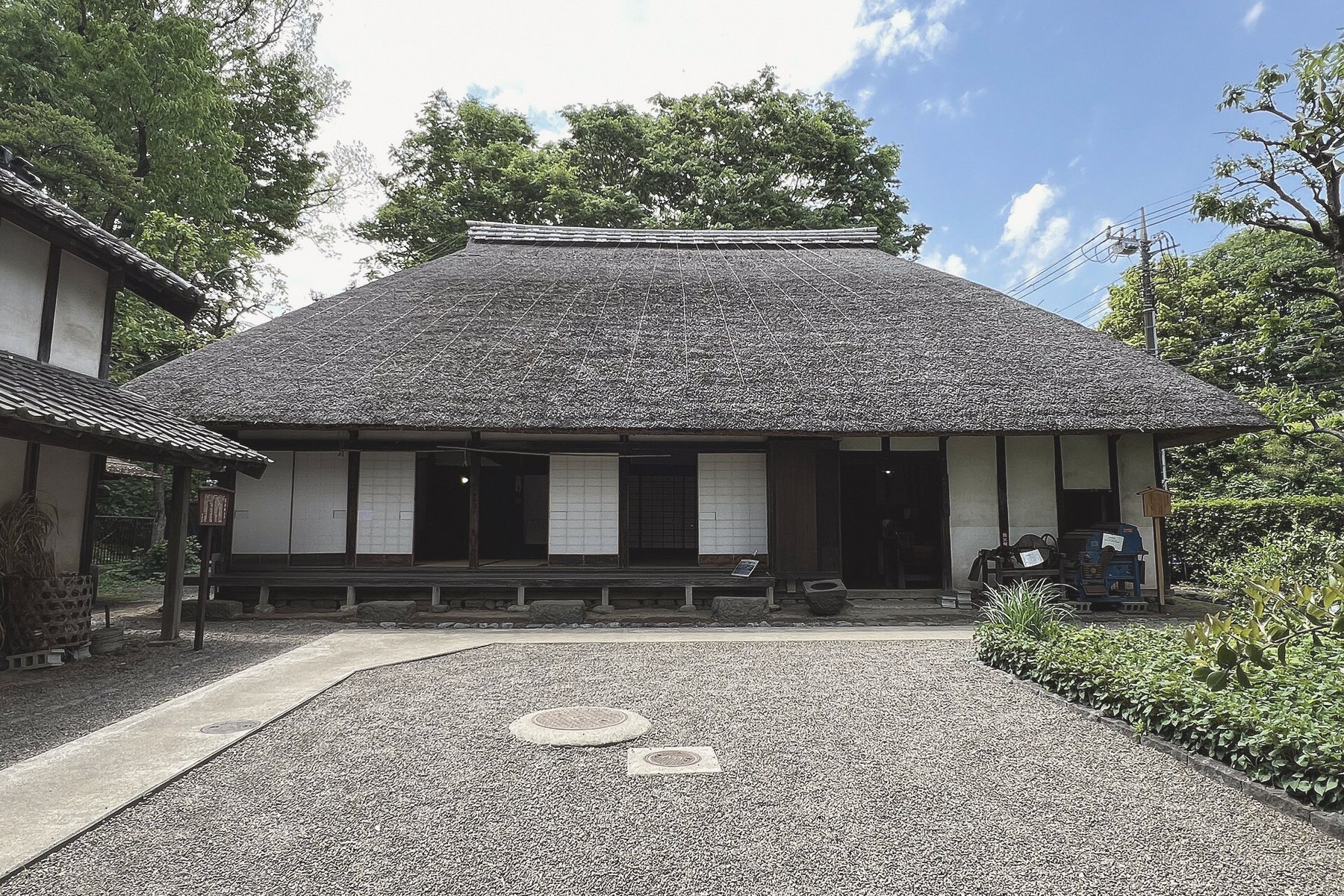 よく手入れされた、かやぶき屋根の実家の正面