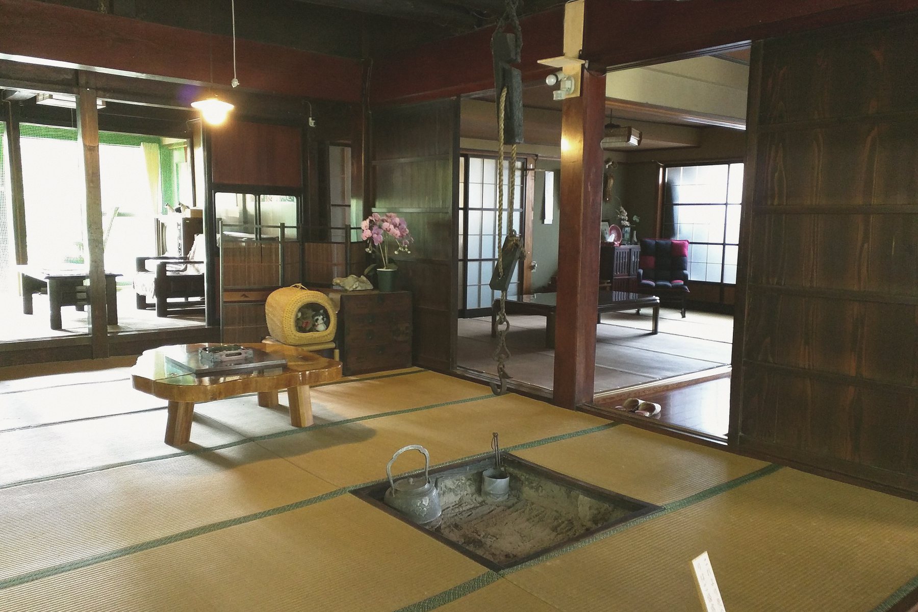 仏間。お線香をあげ、お花を替えています。