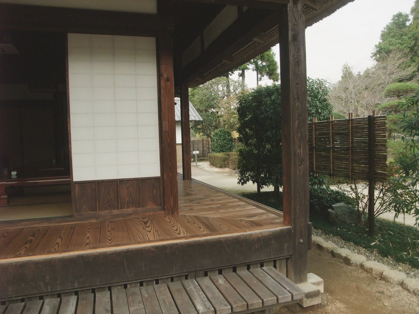 縁側の廊下から、手入れされた庭を見通す
