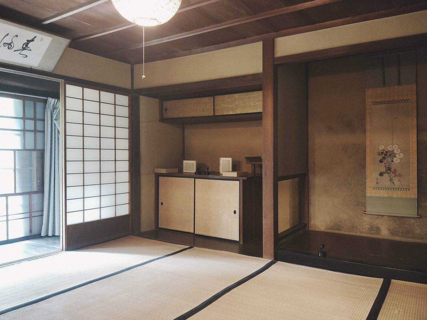 床の間に灯りのともる、古い座敷